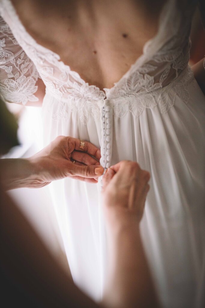 Aurélie a su m'accompagner avec beaucoup de patience et de bienveillance dans la création de ma robe. Elle a su me rassurer dans mes moments de doute avec douceur et professionnalisme. J'ai passé la plus belle et la plus émouvante des journées dans une robe sublime, légère et confortable... tout ce que j'attendais ! Encore merci pour votre travail !