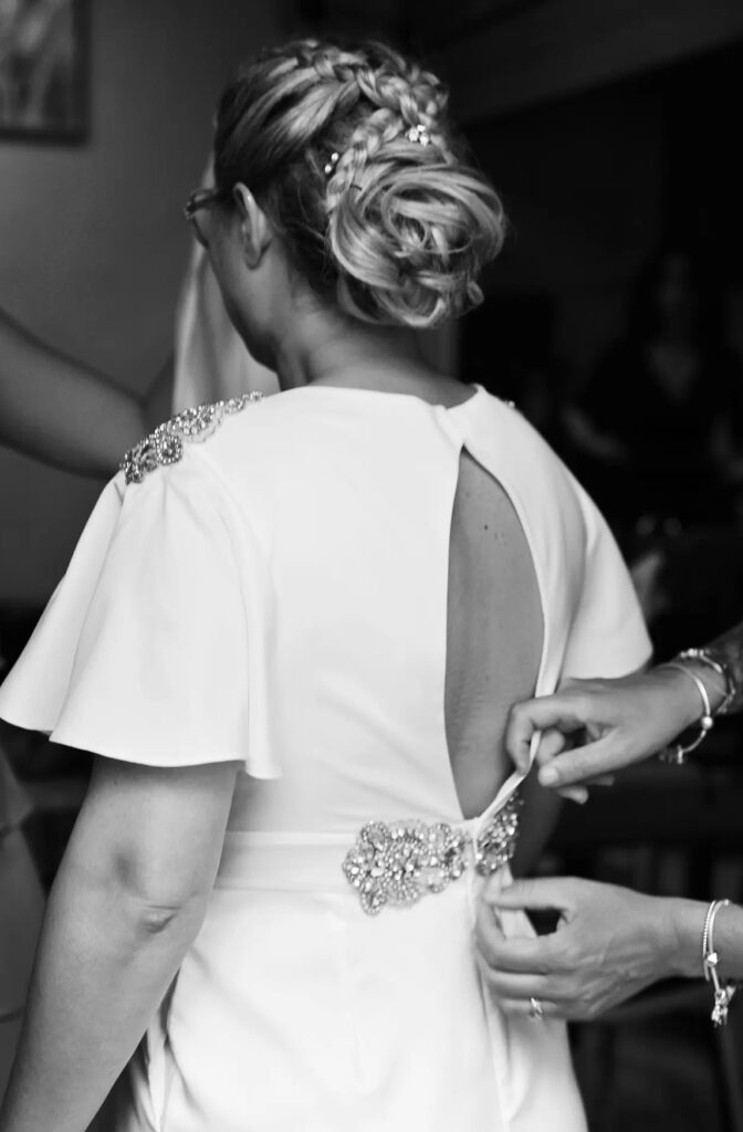 Aurélie est une couturière à votre écoute et qui fait de votre tenue de mariage rêvé en réalité. J'ai aimé discuter avec Aurélie de mes attentes, de mes craintes et on a trouvé ensemble les idées pour ma tenue que j'adore et mes invités m'ont tous félicité. Franchement ce n'est pas moi qui est créée ma robe mais j'étais fière de l'avoir pensé dans ma tête et que Aurélie a su confectionné.Merci Aurélie et surtout n'ayez pas d'hésitation poussez la porte vous ne serez pas déçu !