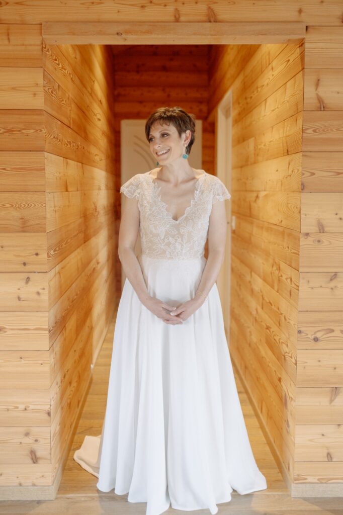 Je cherchais une robe de mariée qui me corresponde, loin des essais interminables et impersonnels en boutique .Je tenais à cœur de porter le jour de mon mariage une robe et des accessoires « made in France », conçus par des artisans et créateurs locaux … Aurélie a été une pièce maîtresse de ce puzzle d’artisanat français , drômois et ardéchois !J’ai adoré nos rendez vous depuis les premières esquisses de ma robe jusqu’au jour tant attendu où je l’ai récupérée.J’avais hâte de revenir à chaque nouvelle étape de sa conception, admirer les beaux tissus, les dernières créations ,le tout dans une atmosphère cocooning et détendue !Cela a été une très belle aventure …Je vous recommande vivement de passer entre les doigts de fée d’Aurelie Mey.Belle continuation à vous Aurélie !