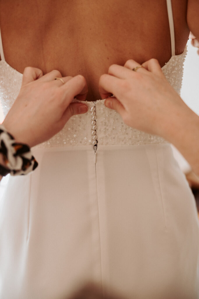 Si vous cherchez un moment hors du temps et une robe qui vous correspond à 200% n'hésitez pas !Aurélie a été très à l'écoute tout au long du processus. Avec beaucoup de sincérité et de douceur elle m'a aiguillé dans la création de ma robe.C'est une vraie passionnée soucieuse du détail et qui a à coeur que vous vous sentiez bien !Un grand merci de m'avoir faire sentir aussi belle et aussi moi en ce jour !