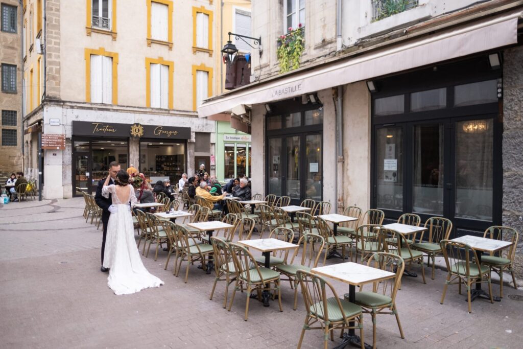 J'ai vécu une expérience unique dans la confection de ma robe grâce à Aurélie. Résultat j'avais envie de dévaler toutes les rues parée de ma magnifique robe... cest un peu ce que j'ai fait. Grâce à elle je n'ai pas eu peur d'être dans les regards de tout le monde.Aurélie a été à l'écoute dès le début. Elle a pris le temps d'écouter mes envies et surtout ce que je ne voulais pas. A tous les rendez-vous elle a affiné la réflexion et a perfectionné ma robe. Elle a toujours été attentive à mes ressentis et donné son avis avec délicatesse ce qui m'a permis d'oser sur certains choix.Le jour J je me sentais unique dans ma robe. Le plus dur aura été de la quitter.Un grand merci à Aurélie.