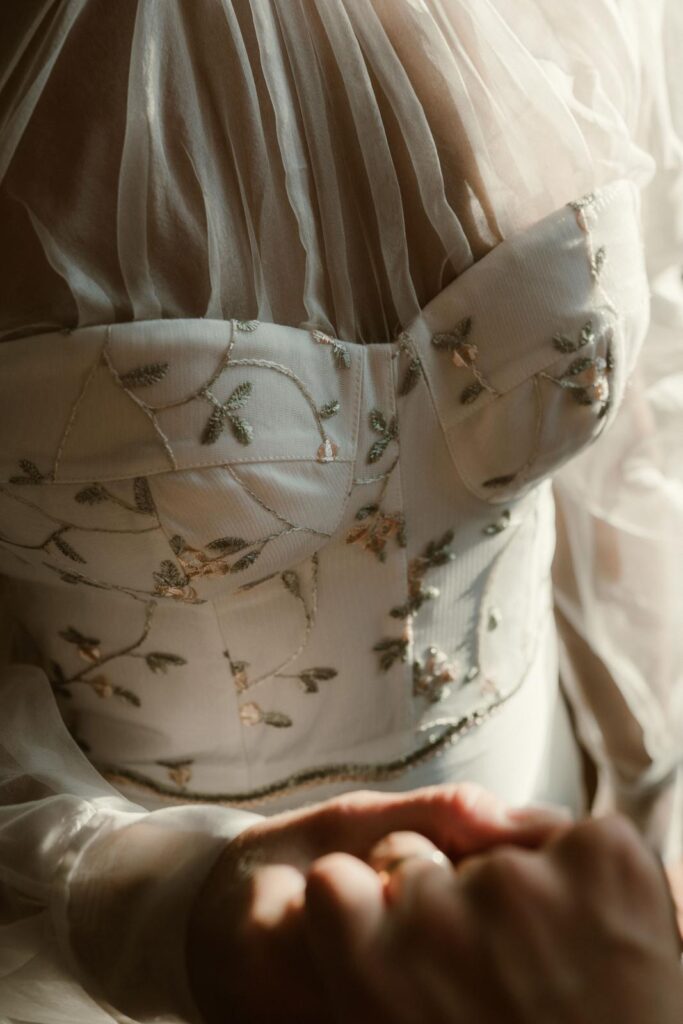 Une incroyable créatrice. Sa capacité à comprendre mon style et mes envies m'a impressionnée. Le jour de mon mariage, j'étais tellement fière de porter cette robe ! Beaucoup de mes proches m'ont dit qu'ils étaient bluffés de voir à quel point cette robe me représentait et certains m'ont même glissé à l'oreille que c'était la plus belle robe qu'ils aient jamais vue ! Une création originale, élégante, raffinée jusque dans le moindre détail. Un immense merci Aurélie, cette robe était la masterpiece de mon mariage !